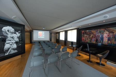 Dokumentacijska soba, pogled na kiparsko delo Franceta Kralja in slikarsko delo Toneta Kralja.